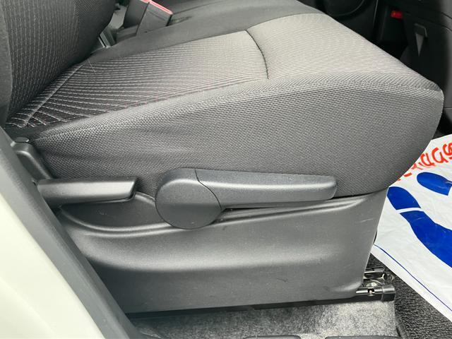【フロントシート】高めのヒップポイントで見晴らしが良く、運転もしやすいですよ◎