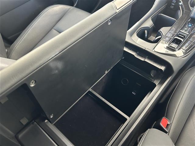 【グローブボックス】車検証ケースや、日頃使う小物類の収納に便利ですね！