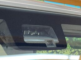 【スズキ　セーフティサポート】走行中に前方の車両等を認識し、衝突しそうな時は警報とブレーキで衝突回避と被害軽減をアシスト。より安全にドライブをお楽しみいただけます。