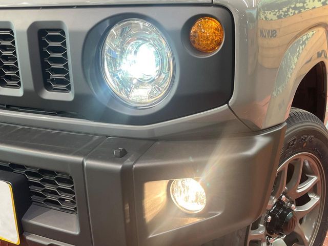 【LEDヘッドライト】悪天候や夜間走行時も良好な視界を確保し安心して運転できる高輝度LEDヘッドライトを装備！点灯速度が早く、消費電力も抑えられています。