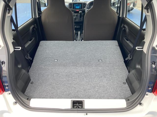 リヤシートを倒すとフルフラットになります。人・荷物に合わせて自由にシートアレンジが出来ます。カンタン操作なのでラクラクアレンジ可能。