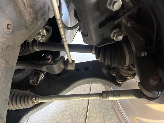 お車を安心してお乗りいただく為には、足回りの定期点検が欠かせません。サービスサポート（有償保証）では無料点検もご提供しており、安心のカーライフをお過ごしいただけるサポート体制が整っています。