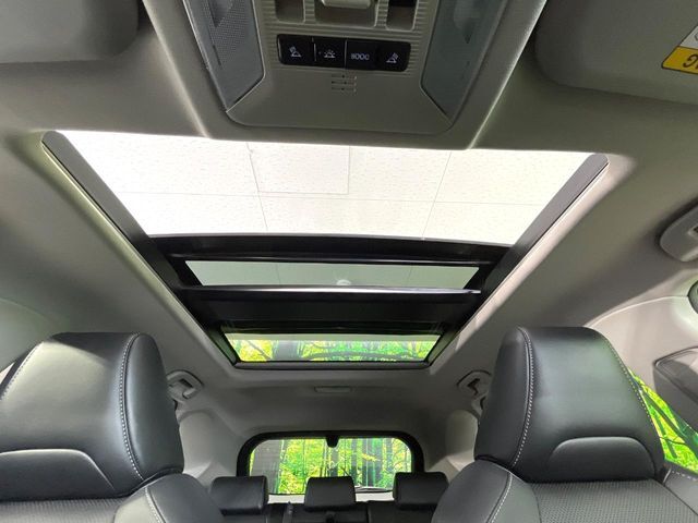 【サンルーフ】開放感たっぷりの希少装備、サンルーフが装着されています！車内に明かりを取り入れたり景色を楽しむ以外にも、車内の空気も簡単に換気できて快適です！