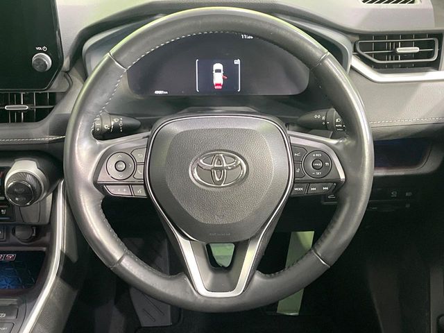 【ステアリングヒーター】冬場に冷たくなりやすい革巻きステアリングを、スイッチ一つで素早く適温に！エアコンよりも早く温まってくれるので、寒い日の運転も快適になりますね♪