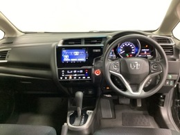 車内は光触媒抗菌消臭施工済です。スタイリッシュなデザインでスポーティなインパネ周りを演出します。グローブボックスやカップホルダーのほかにトレーなどたくさんの収納スペースが付いています。