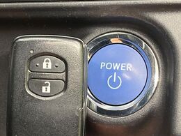 【スマートキー】カバンやポケットに入れたままでもドアの施錠・解錠が可能なスマートキーを装備。エンジンのオン・オフ時もカギを取り出す必要が無いからとっても便利です♪