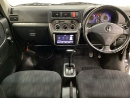 車内は光触媒抗菌消臭施工済です。インパネ周りはスタイリッシュなデザインです。グローブボックスやカップホルダーのほかにトレーなどたくさんの収納スペースが付いています。