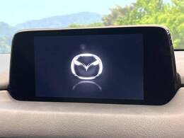【8インチマツダコネクト】車内の雰囲気にマッチした大型のディスプレイ。スマホ接続でのナビ使用やBluetooth再生等、様々な機能が楽しめます。直感的なダイヤル操作が可能で、使い勝手も良好です。