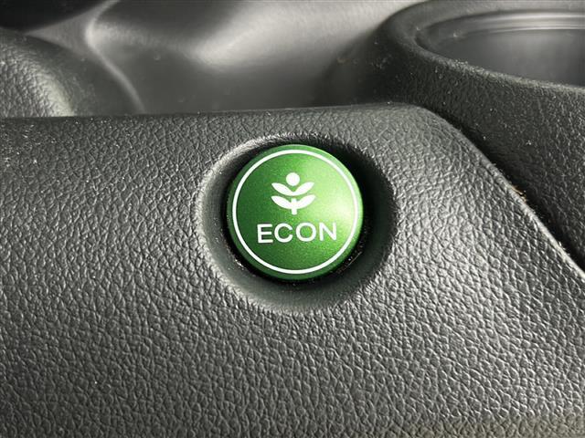 【ECONモード（イーコン）】クルマの動きを管理するシステムです。燃費を優先に自動制御されるもので、低燃費走行を自然にできるようになります。