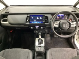 車内は光触媒抗菌消臭施工済です。インパネ周りはスタイリッシュなデザインで機能や装備も充実しています。グローブボックスやカップホルダーのほかにトレーなどたくさんの収納スペースが付いています。