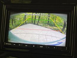 【バックカメラ】駐車時に後方がリアルタイム映像で確認できます。大型商業施設や立体駐車場での駐車時や、夜間のバック時に大活躍！運転スキルに関わらず、今や必須となった装備のひとつです！
