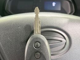 【キーレス】少し離れた場所からでもボタン一つでドアの開錠・施錠ができるのでとっても便利！ドアの鍵穴周りに傷をつけることもありません♪