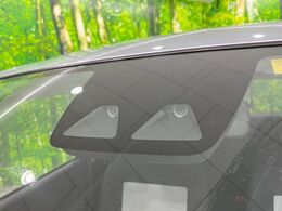 【スマートアシスト】走行中に前方の車両等を認識し、衝突しそうな時は警報とブレーキで衝突回避と被害軽減をアシスト。より安全にドライブをお楽しみいただけます。