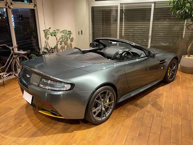 電動開閉のソフトトップでオープンエアーでV8NAの響き渡る快音をお楽しみいただけます。