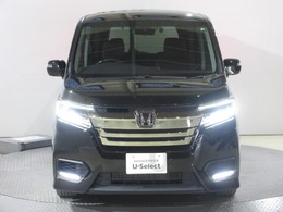 ハロゲンより明るく、より遠くまでさらなる安心感のあるLEDヘッドライトを採用。照射軸の上下方向を自動調整するオートレベリング機構、点灯忘れも防止できるオートライトコントロール機構付きです。