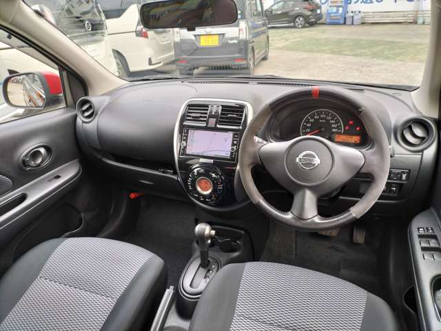 運転席まわりもスタイリッシュですよ。
