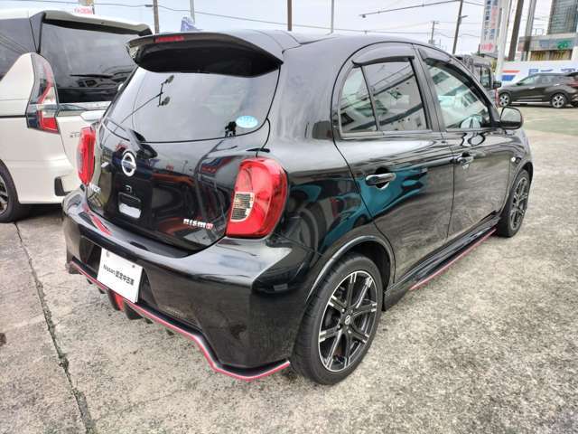 とてもスタイリッシュなリアビュー・・・。