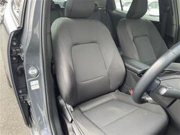 こちらは運転席のシートです。納車前には自社でしっかりクリーニングを行います。また、『シート撥水コーティング（別途料金）』などの、クリーニングメニューもご用意しております。