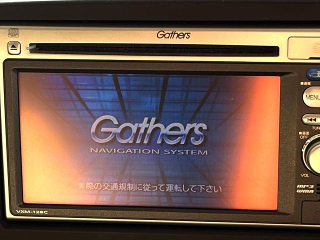 【純正ナビ】人気の純正ナビを装備しております。ナビの使いやすさはもちろん、オーディオ機能も充実！キャンプや旅行はもちろん、通勤や買い物など普段のドライブも楽しくなるはず♪