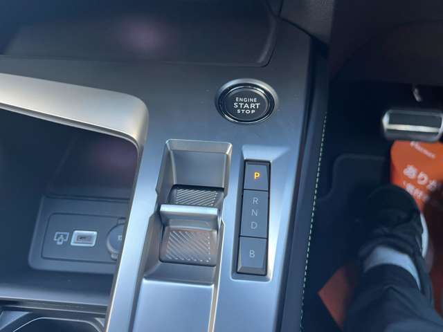 展示前には全車、内外装を厳しくチェックしておりますが、万が一見落とし等があってはダメなので、外部検査員によるチェック（カーセンサー認定）で更に厳しーくチェック済み＾＾