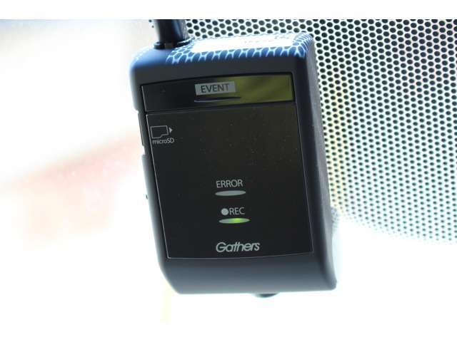 フロント側、ドライブレコーダーも装備されております。イベント記録保護機能により急ブレーキなどの記録を上書きされず保存可能です。