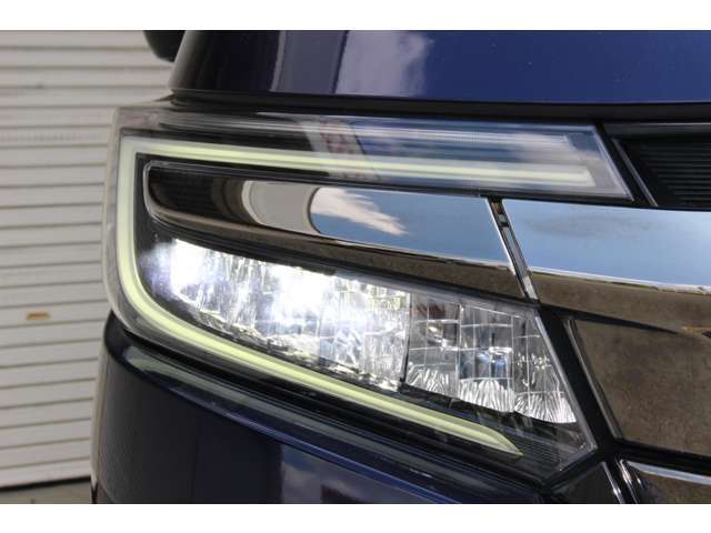 LEDヘッドライトで夜間の視認性も高く、更にオートライト搭載で、車外の明るさを感知し自動でライトを点消灯します。またエンジンOFFにすれば一緒に消灯し、消し忘れやトンネル走行時などに非常に重宝します！