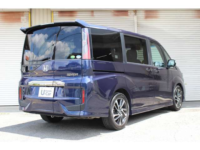 走行中に発生する車体のゆがみや微振動を減衰させる「パフォーマンスダンパー」をHondaのミニバンとして初めて採用。上質な乗り心地と安定性、優れた運動性能を感じられます。
