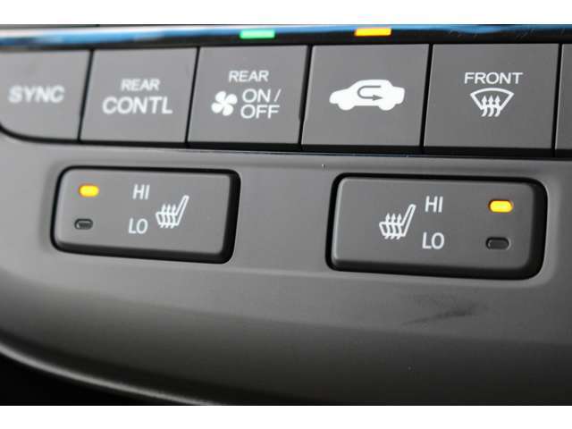 運転席・助手席に2段階の温度調整があるシートヒーターを装備。寒い朝、車に乗り込んですぐにシートヒーターをオン！温かさが広がり、冷たい朝も快適に始まります♪