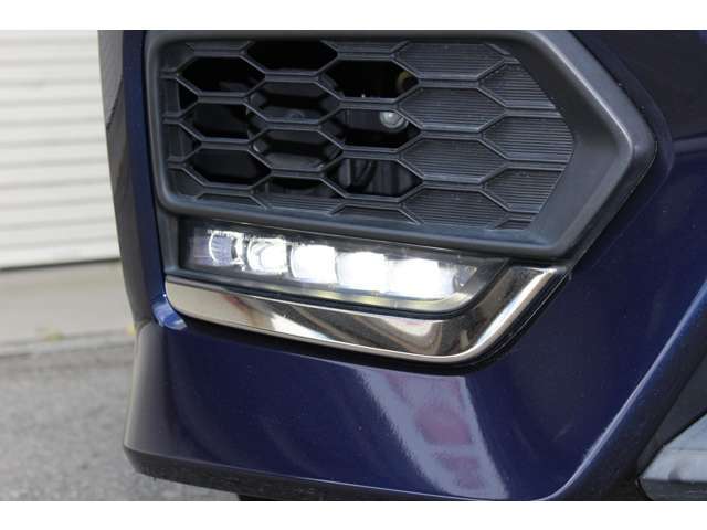 LEDフォグライトを装備。シャープな光と低消費電力でドライブをサポートします。
