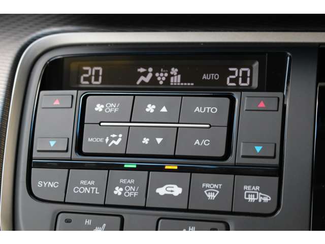 プラズマクラスター搭載フルオートエアコンを装備。運転席・助手席で独立した温度設定が可能になり、どこに座っても車内は快適空間♪