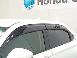 車内の空気の入れ替えだけでなく、雨天時の雨の入り込みや紫外線防止にも役立つドアバイザー装着済みです。