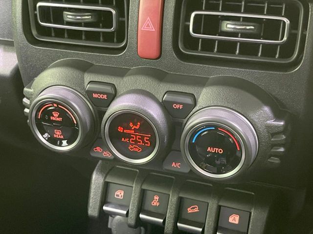 【オートエアコン】一度お好みの温度に設定すれば、車内の温度を検知し風量や温度を自動で調整。暑い…寒い…と何度もスイッチ操作をする必要はありません。快適な車内空間には必須の機能ですね♪
