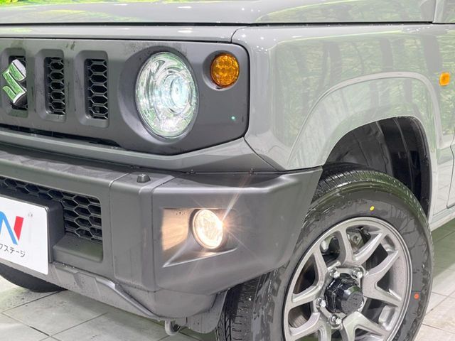 【LEDヘッドライト】悪天候や夜間走行時も良好な視界を確保し安心して運転できる高輝度LEDヘッドライトを装備！点灯速度が早く、消費電力も抑えられています。