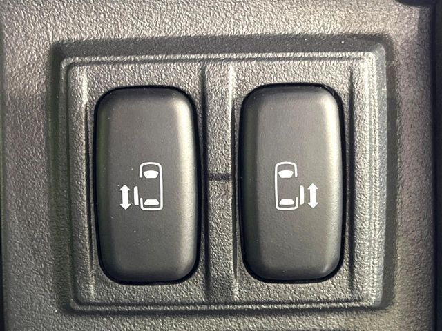 【両側パワースライドドア】スマートキーや運転席のスイッチで後席両側スライドドアの開閉が可能♪電動だから力を入れてドアを開ける必要が無く、小さなお子様でも簡単に開け閉めでき快適です♪