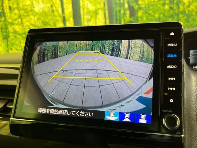 【バックカメラ】駐車時に後方がリアルタイム映像で確認できます。大型商業施設や立体駐車場での駐車時や、夜間のバック時に大活躍！運転スキルに関わらず、今や必須となった装備のひとつです！