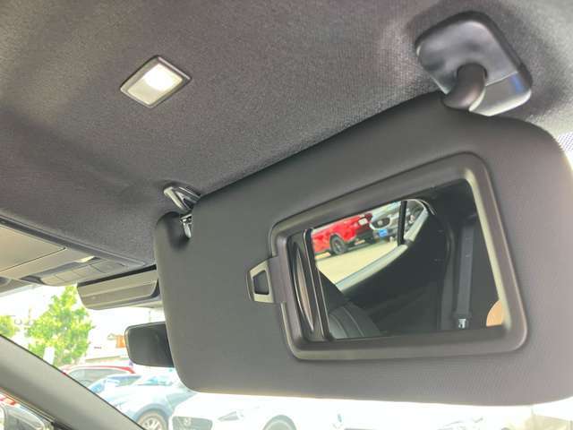 車内での簡単な身だしなみチェックに使用できる、バニティミラーも装備しています。