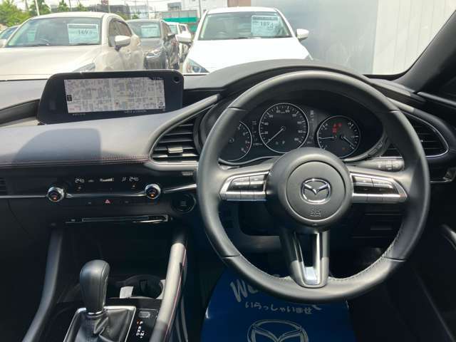 すっきりとしたハンドル周りのデザインで、運転席の操作性も良く、リラックスして運転をしていただけます。