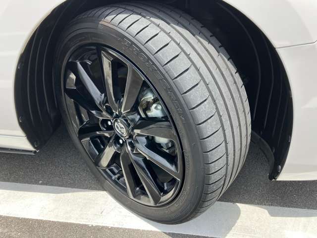 18インチの純正アルミホイールを履いています。215/45R18サイズのタイヤです。