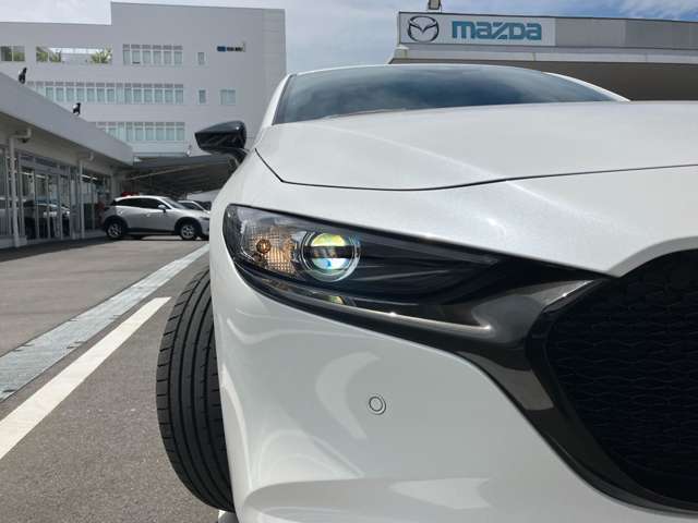 前方を照らすは夜間の視認性の高いLEDライトです。マツダの魂動デザインのメインとなる「シグネチャーウィング」で肉食獣の眼を表現された個性的で機能的なヘッドライトです。