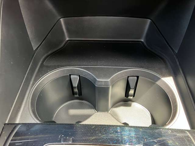 運転席と助手席には、カップホルダーが装備されています。