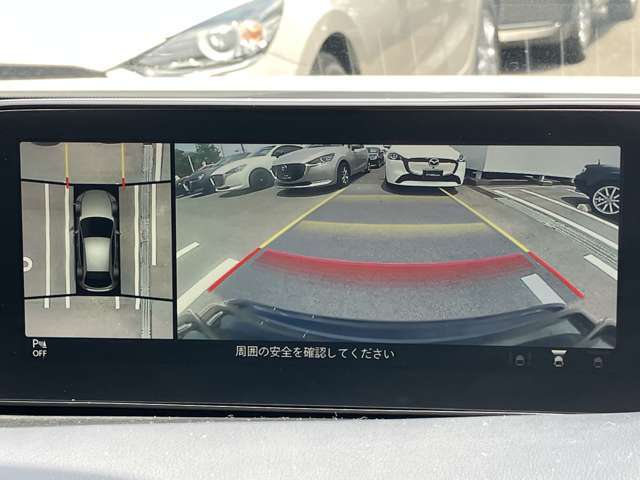 360度ビューカメラを搭載。4方の小型カメラの映像を処理し、車両真上からの映像に変換しています。