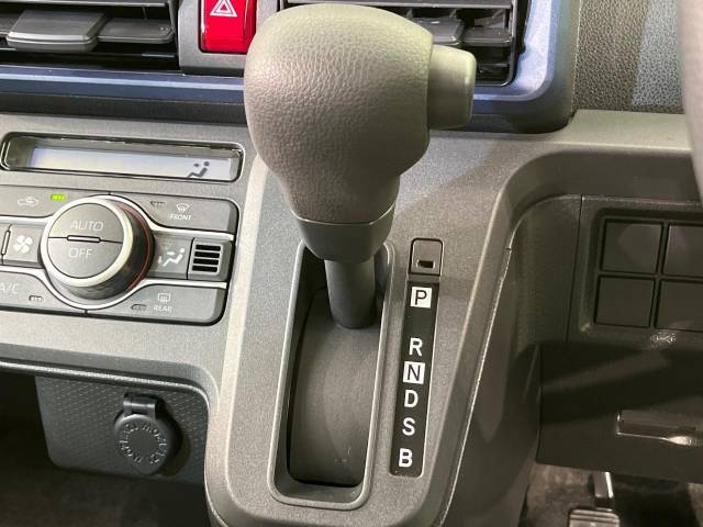 インパネシフトならハンドルからの移動距離が短く操作もスムーズ！また、足元が広くなりすっきりしますので、大柄な方でも快適にお過ごしいただけます。