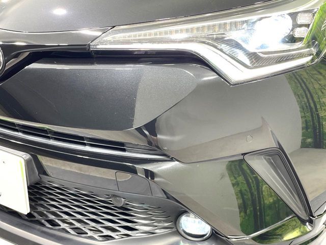 【LEDヘッドライト】悪天候や夜間走行時も良好な視界を確保し安心して運転できる高輝度LEDヘッドライトを装備！点灯速度が早く、消費電力も抑えられています。