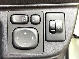 【電動格納ミラー】サイドミラーは電動格納式となっており、狭い駐車場でもキズがつくリスクを抑えられます。