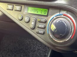 【オートエアコン】一度お好みの温度に設定すれば、車内の温度を検知し風量や温度を自動で調整。暑い…寒い…と何度もスイッチ操作をする必要はありません。快適な車内空間には必須の機能ですね♪