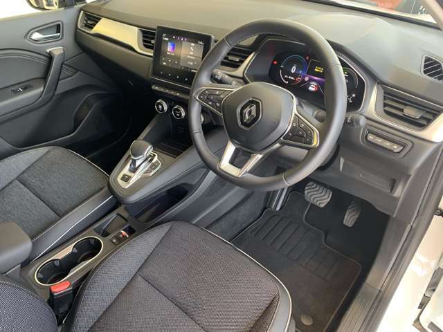 ●輸入車ならではの、細部まで作り込まれた、洗練されたデザインです。運転席からの視界は、店頭にてお客様ご自身の目でお確かめください！