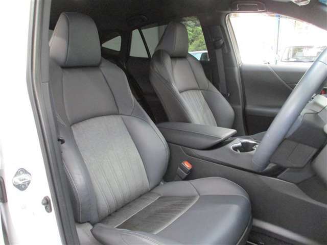 運転席側からの前席ビューです。内装色はブラック系ですので汚れも目立ちにくいです♪