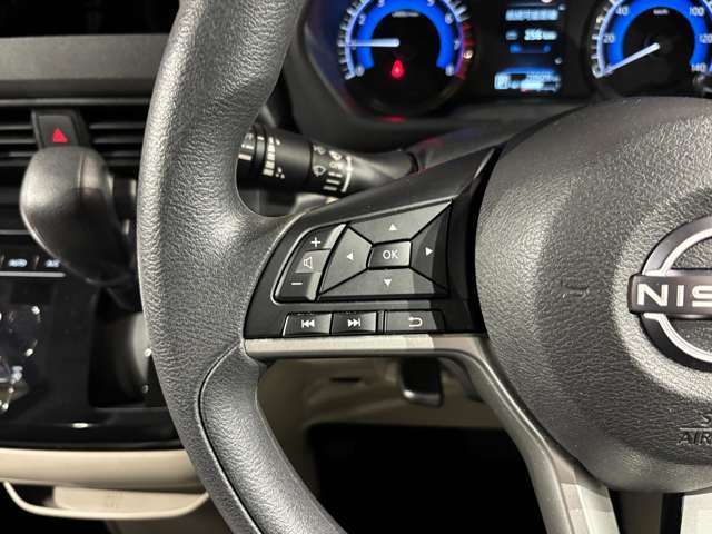 運転中便利なステアリングスイッチ付きです☆