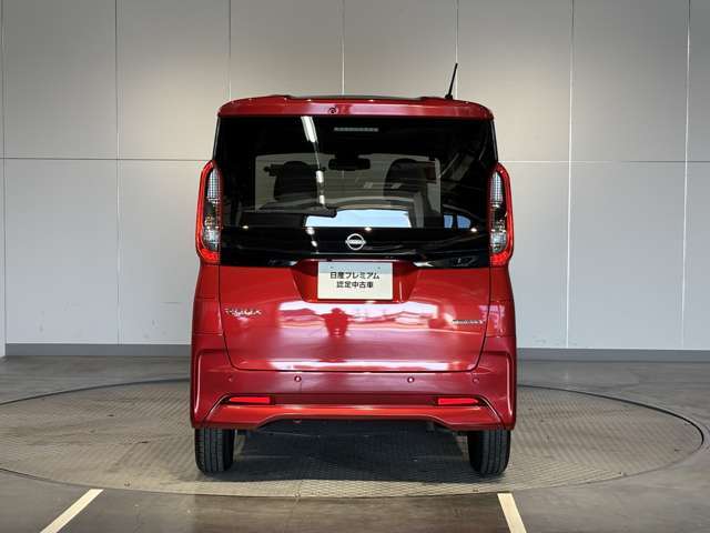 前・後方に車両や壁などの障害物がある場合、クルマが誤操作を察知して、衝突を未然に防ぎます。