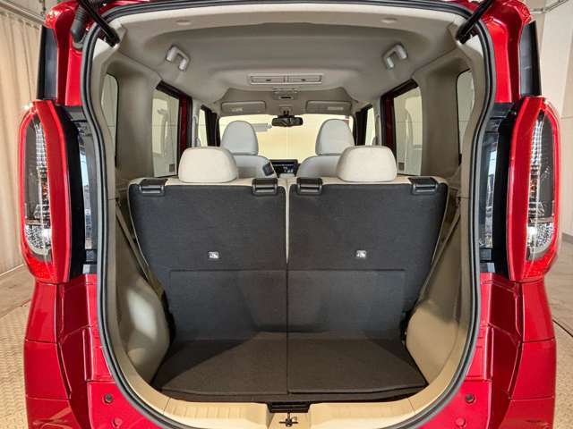 ラゲッジルームも十分あります♪日常の荷物なら楽に積み込めます☆